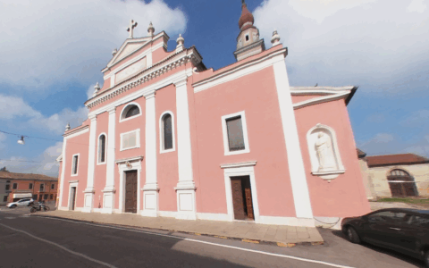 Furto in canonica: il sacerdote cerca di fermare i ladri, ma si frattura una spalla