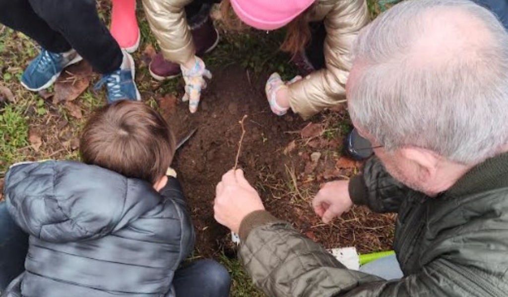 Gli studenti di Cavatigozzi coltivano il futuro: due giorni di giardinaggio e cittadinanza attiva