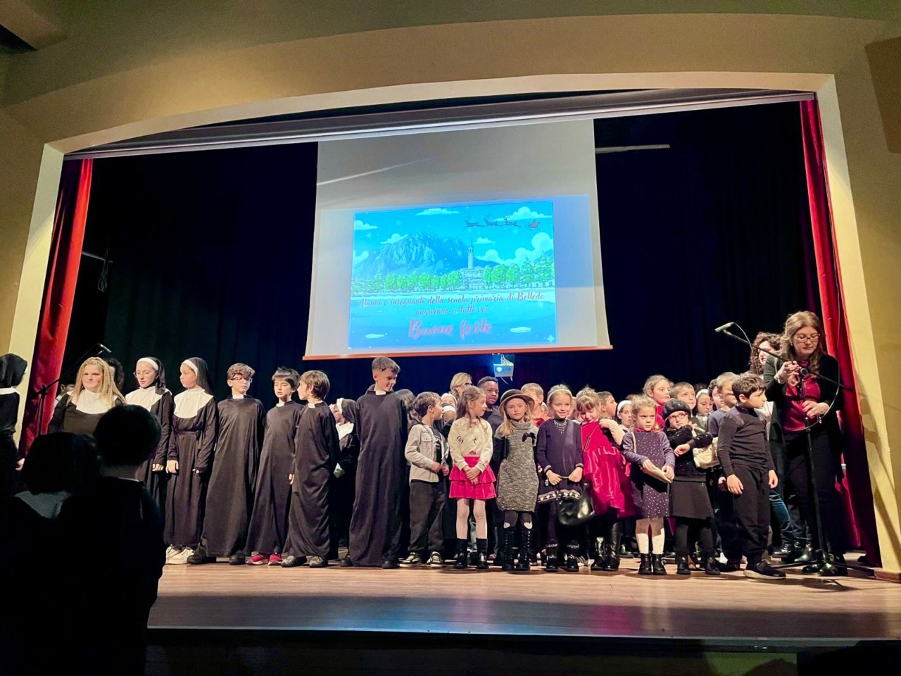 Grande emozione per la festa di Natale della scuola primaria G.Oberdan di Belledo