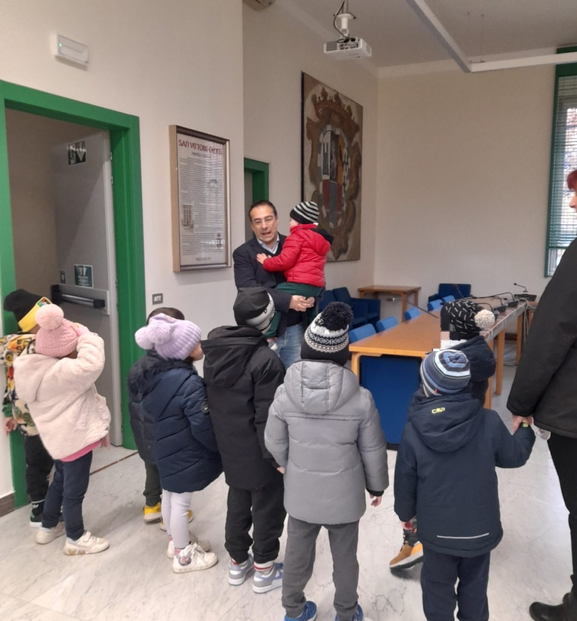 I bambini della scuola Suor Geltrude Comensoli in municipio come “Pellegrini della luce”