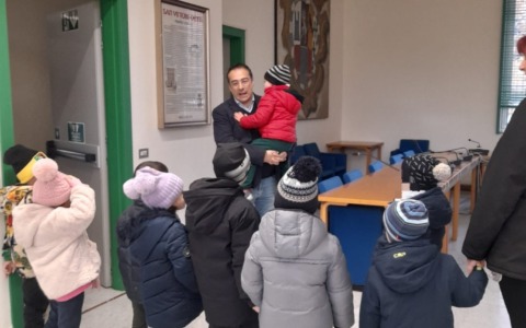 I bambini della scuola Suor Geltrude Comensoli in municipio come “Pellegrini della luce”