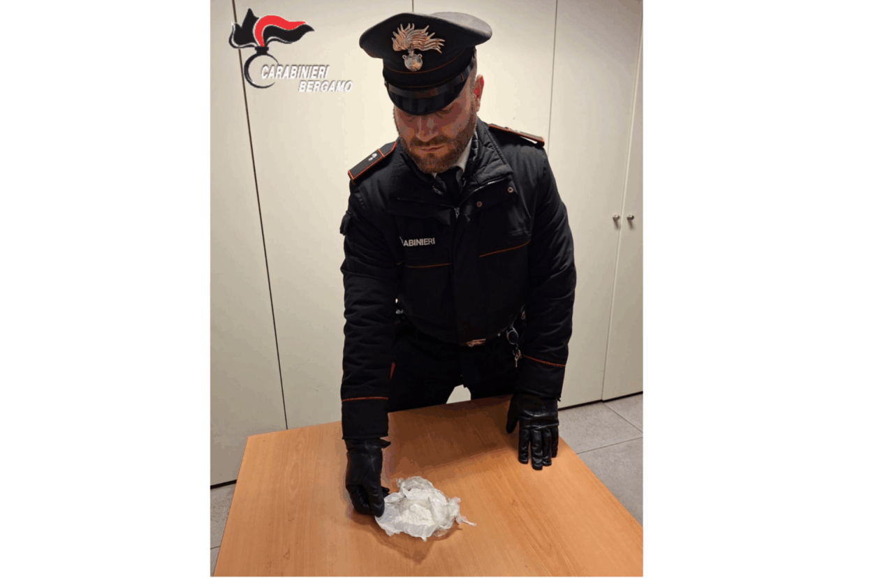 I Carabinieri lo arrestano minacce e maltrattamenti alla ex, in casa gli trovano anche un etto di droga