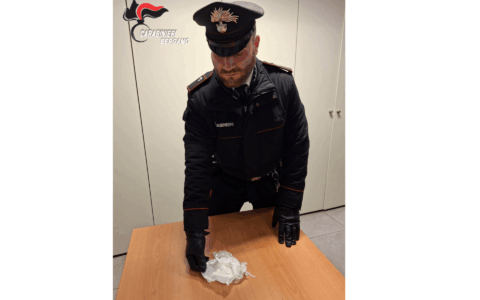 I Carabinieri lo arrestano minacce e maltrattamenti alla ex, in casa gli trovano anche un etto di droga