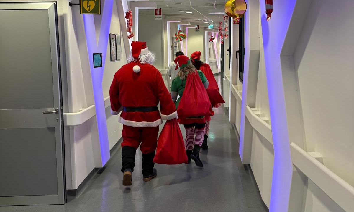 I volontari di Protezione Civile portano i doni ai bambini ricoverati in Pediatria