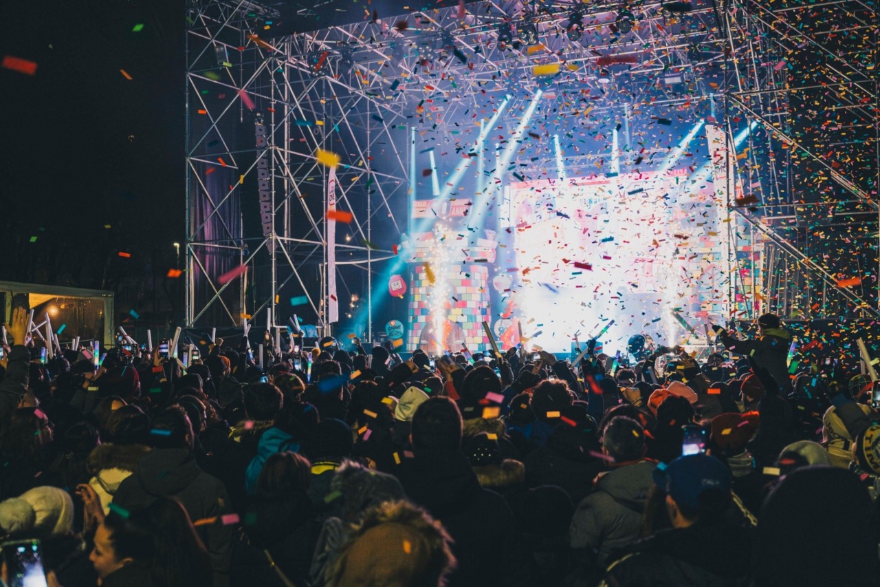 Il Capodanno revival attira: “Voglio tornare negli Anni 90” da tutto esaurito a Bergamo