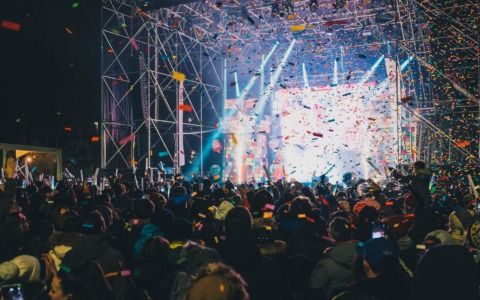 Il Capodanno revival attira: “Voglio tornare negli Anni 90” da tutto esaurito a Bergamo