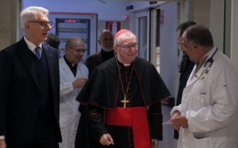 Il Cardinale Parolin visita i piccoli pazienti del Bambin Gesù per Natale