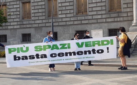 Il Coordinamento delle associazioni contro la Giunta: “Altro cemento anche a Natale”