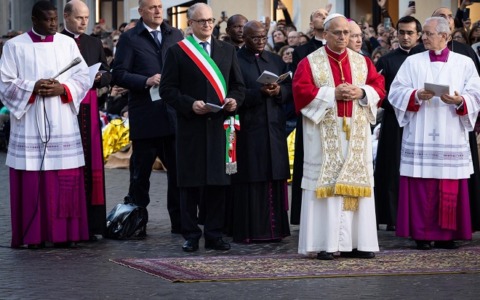 Il Papa ai piedi dell’Immacolata: “L’umanità è provata, fioriscano dignità e pace”