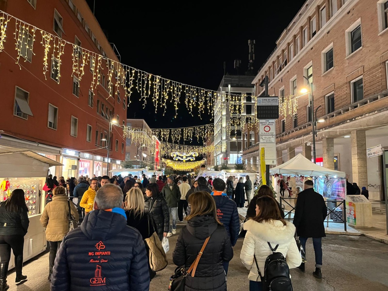 Il primo weekend del Villaggio di Natale 2025 conquista la città