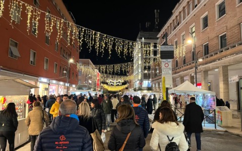 Il primo weekend del Villaggio di Natale 2025 conquista la città