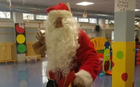 Il sindaco si traveste da Babbo Natale e fa visita alla scuola dell’infanzia