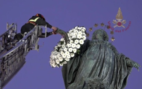 Immacolata, l’omaggio dei Vigili del Fuoco alla statua della Madonna in Piazza di Spagna