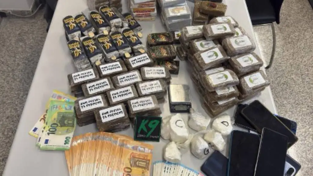 In paese un magazzino della droga: sequestrati in un appartamento venti chilogrammi di hashish e mezzo chilogrammo di cocaina