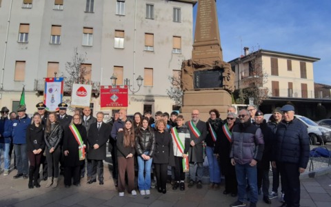 Inaugurato il Monumento ai Caduti restaurato: «Un gesto di rispetto, civiltà e memoria collettiva»