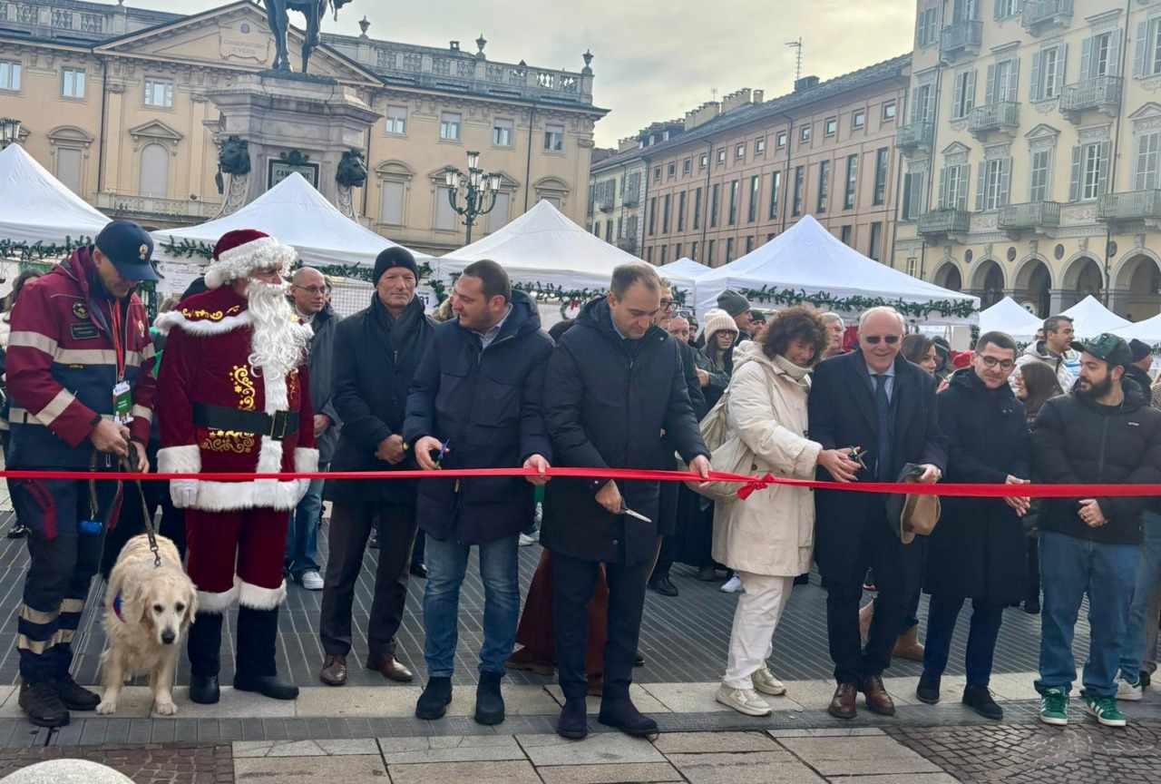 Inaugurato in piazza Bodoni il villaggio di Natale “Il Dono del Volontariato”