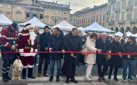 Inaugurato in piazza Bodoni il villaggio di Natale “Il Dono del Volontariato”