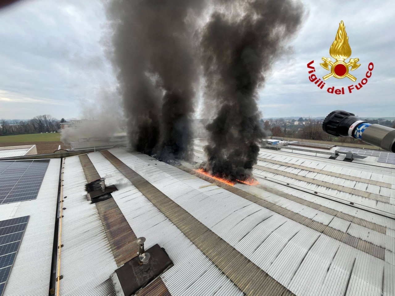 Incendio a Lomagna, ancora impossibile per i tecnici entrare nello stabilimento