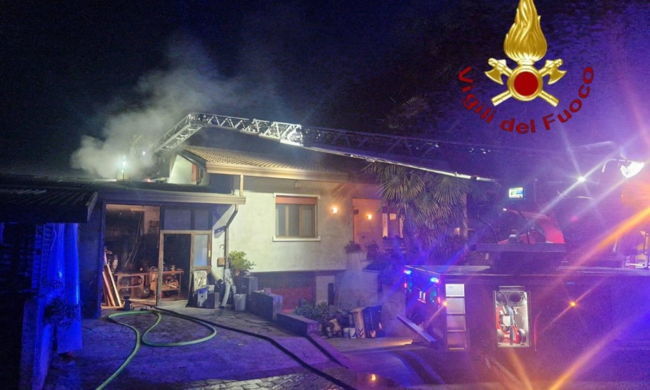 Incendio a Zero Branco, a fuoco il tetto di un’abitazione