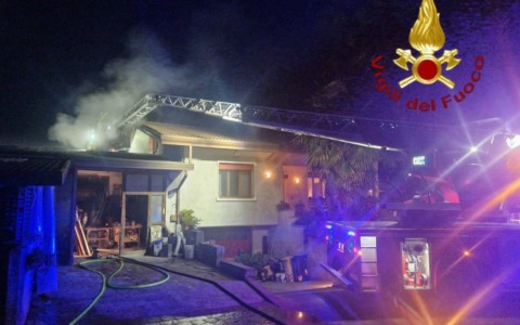 Incendio a Zero Branco, a fuoco il tetto di un’abitazione