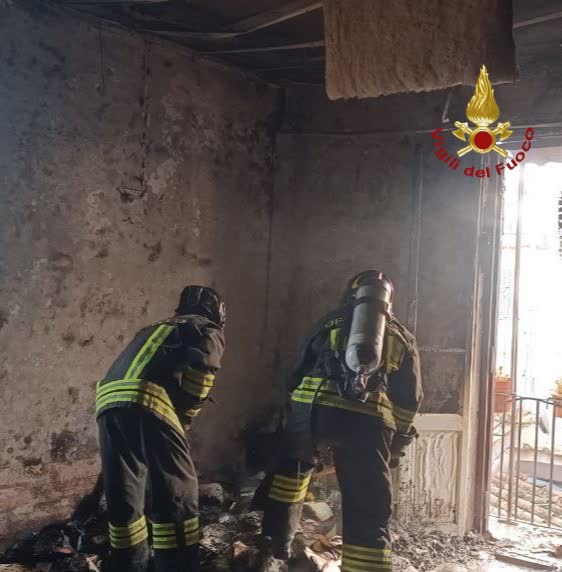 Incendio distrugge appartamento in via dei Banchi Nuovi