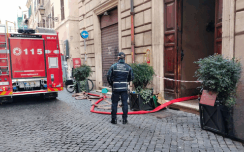 Incendio in via dei Banchi Nuovi: doppio intervento e evacuazione notturna