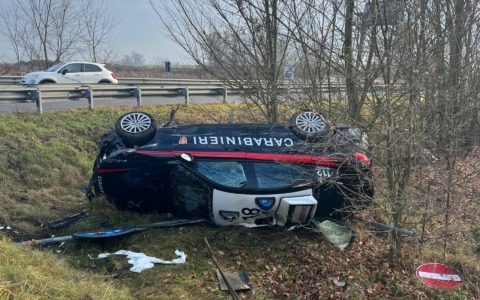 Incidente a Quattordio, auto dei Carabinieri si ribalta durante un’inseguimento