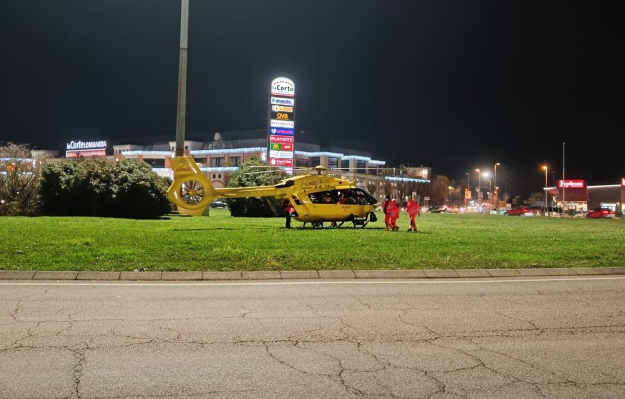 Incidente alla rotatoria della Corte lombarda, coinvolto un bambino