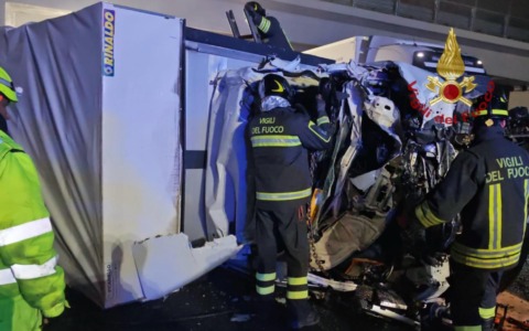 Incidente in A1, scontro tra un furgone e un tir