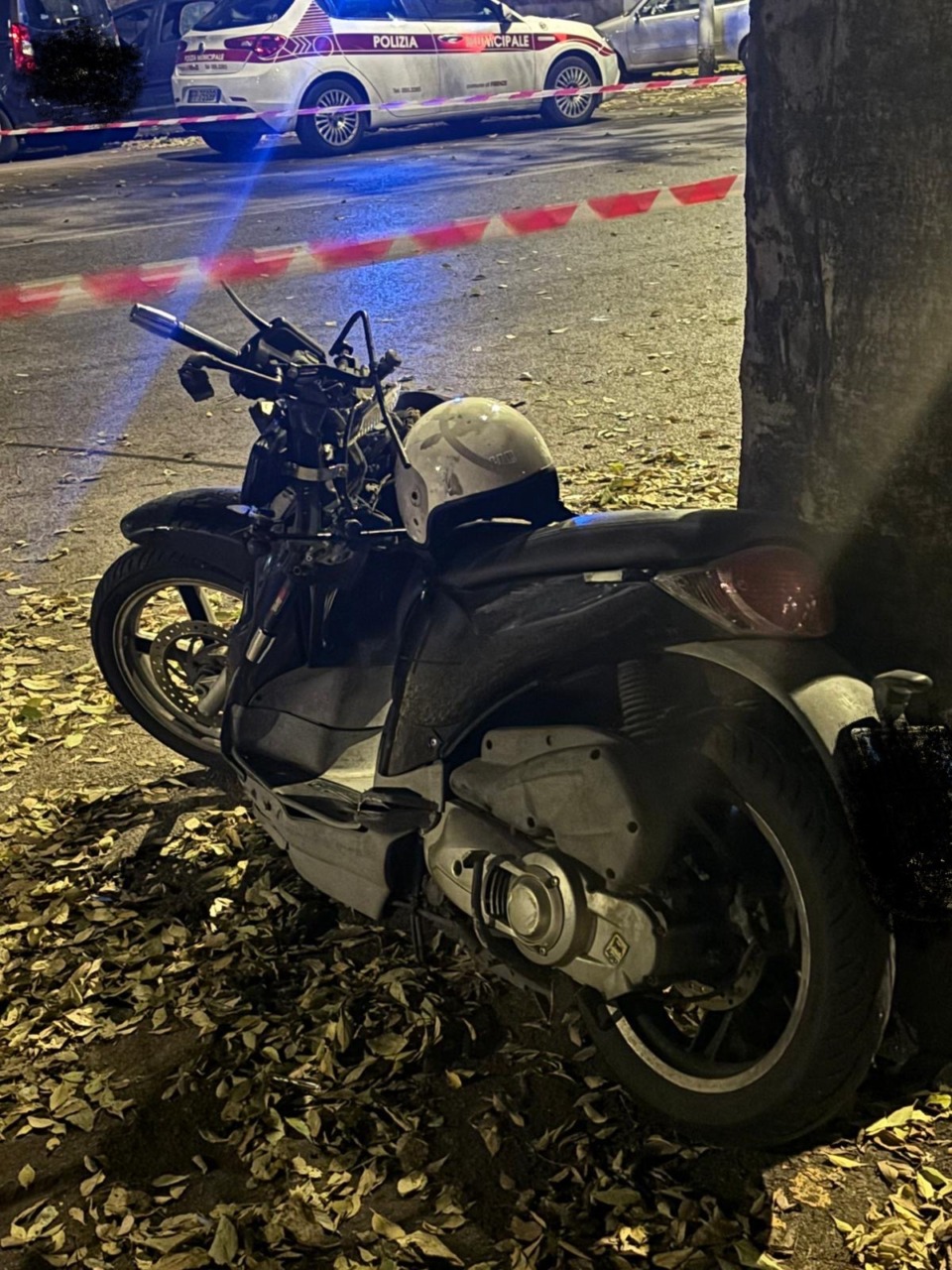 Incidente mortale in via Circondaria: forse una lite prima della caduta. Caccia ad un secondo motociclista