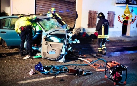 Incidente nel giorno di Natale a Fonzaso: auto finisce contro un edificio, un ferito