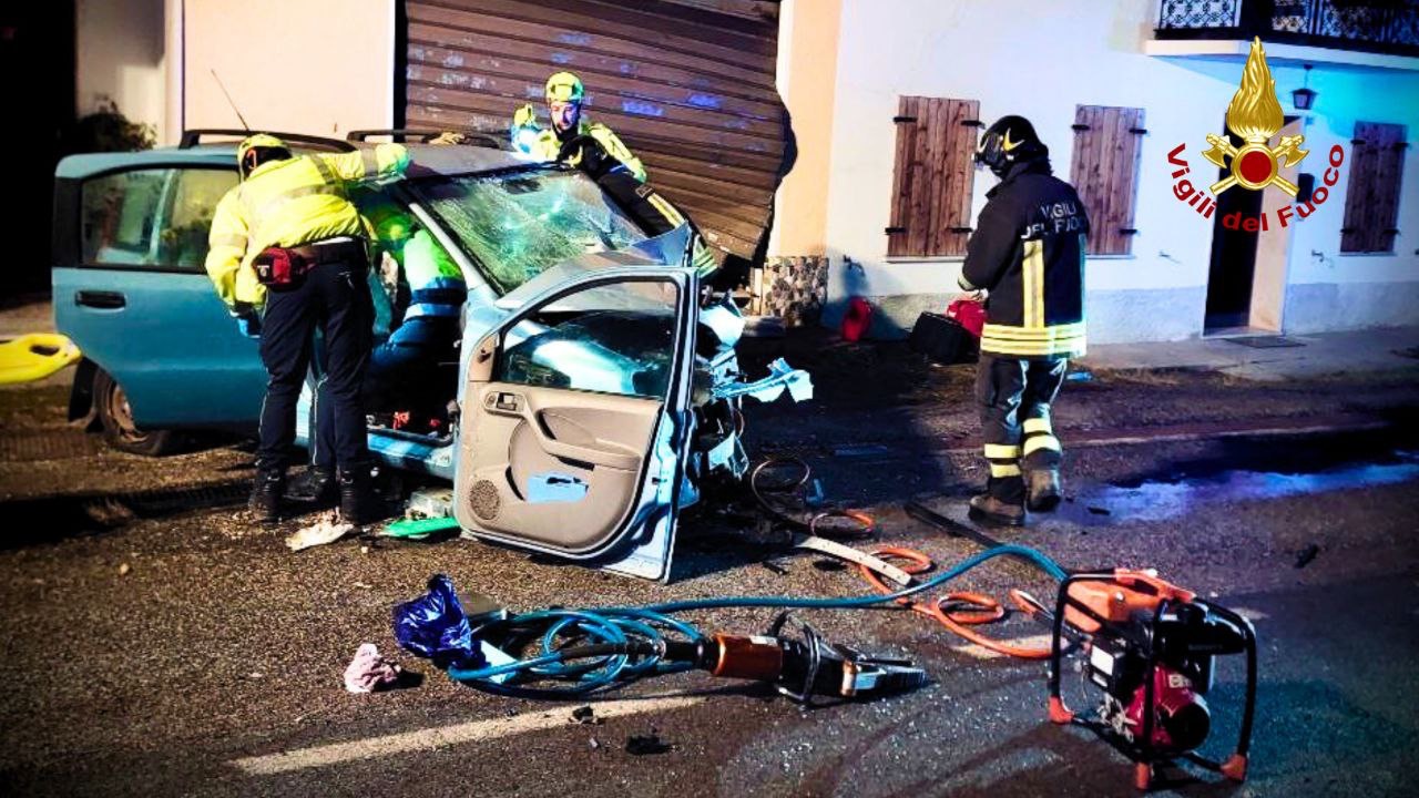 Incidente nel giorno di Natale a Fonzaso: auto finisce contro un edificio, un ferito