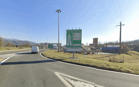 Incidente sulla Cisa a Villafranca in Lunigiana: camion intraversato e statale chiusa