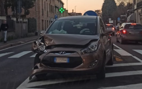 Incidente tra due auto, coinvolte 5 persone