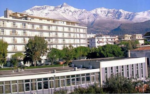 Incidente, uomo esce di strada con lo scooter, guidava sotto alcol e droghe