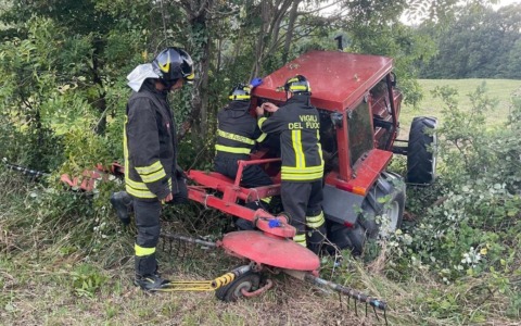 Incidenti col trattore, morti un 61enne e un 46enne. Donna colpita e uccisa da un ramo mentre pota le piante