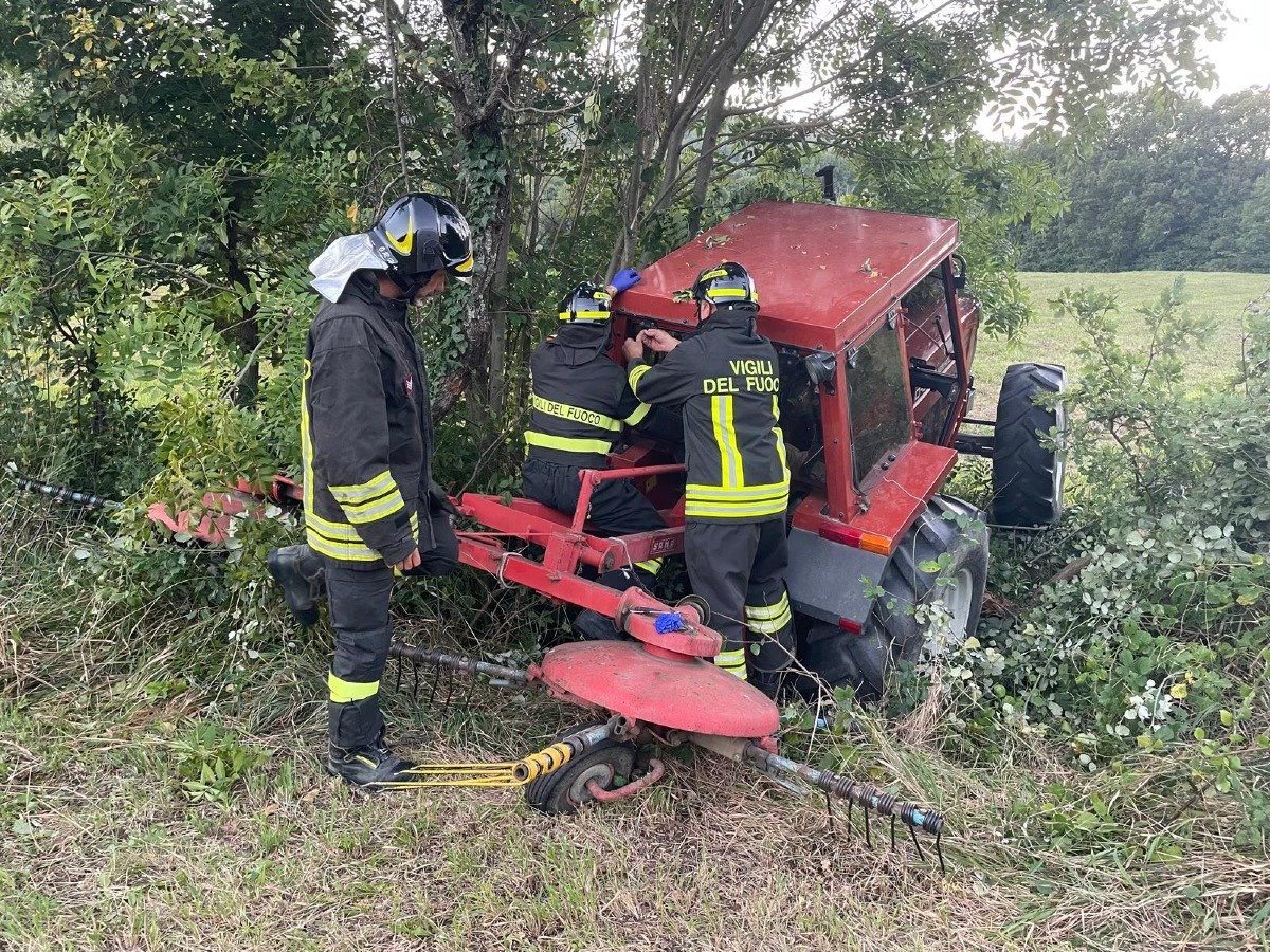 Incidenti col trattore, morti un 61enne e un 46enne. Donna colpita e uccisa da un ramo mentre pota le piante