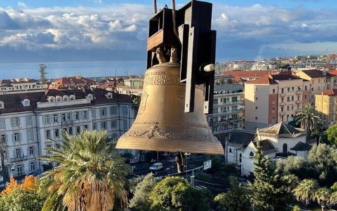 La campana suona ogni sera contro l’aborto, Verda: un simbolo di accusa e di colpa nei confronti delle donne