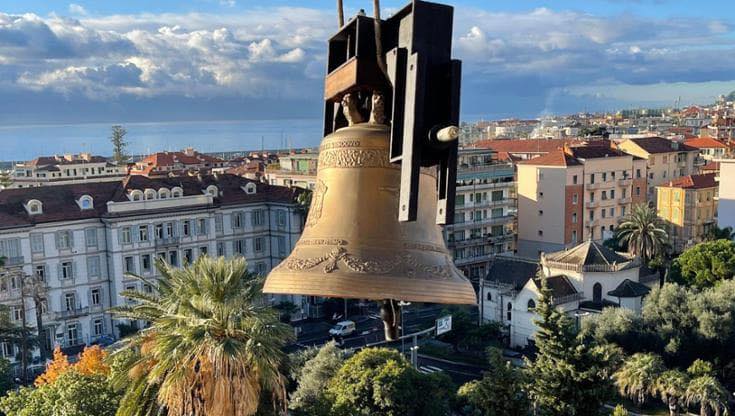 La campana suona ogni sera contro l’aborto, Verda: un simbolo di accusa e di colpa nei confronti delle donne