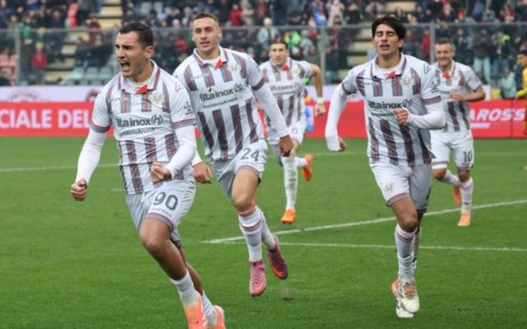 La Cremonese vola: 2-0 sul Lecce e aggancio al Sassuolo