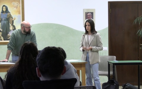 La fashion artist Mery Saporito intervistata da ragazze e ragazzi dell’Efp Sacra Famiglia di Seriate