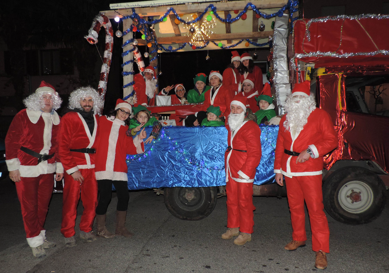 La pioggia non ferma la tradizione: stasera la sfilata dei carri di Natale a Mandello