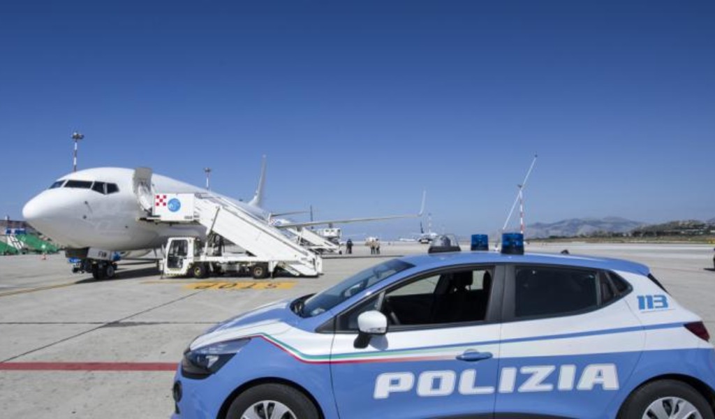 La Polizia di Cremona rimpatria un cittadino peruviano condannato per traffico di droga