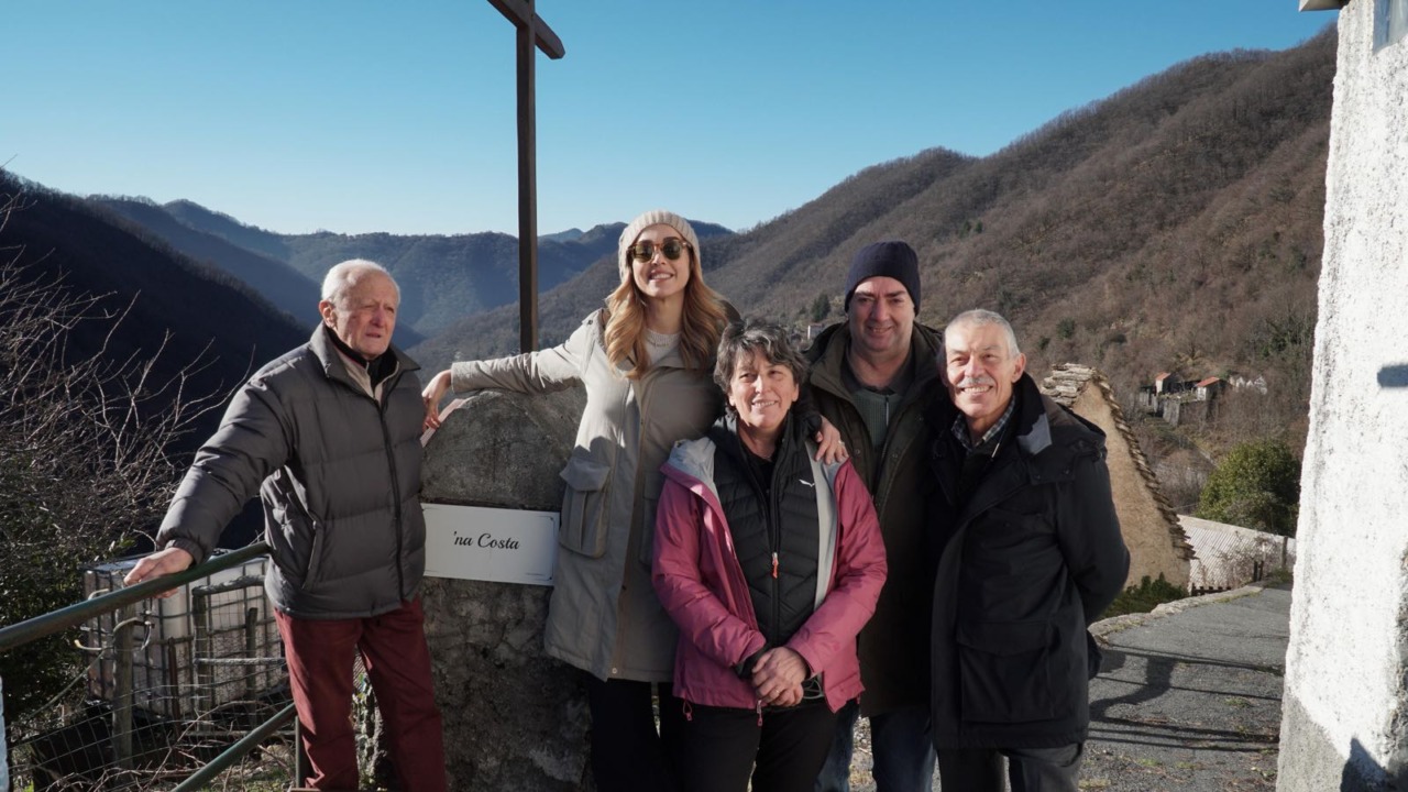 La sindaca Silvia Salis in visita al presepe storico di Pentema