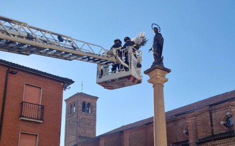 La tradizione dell’Immacolata: i Vigili del fuoco portano i fiori alla statua della Madonna