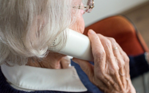 La truffano al telefono e le fanno svuotare il conto corrente