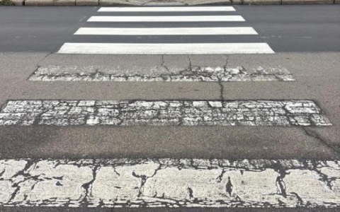 La vernice è finita…strisce pedonali fatte con i piedi