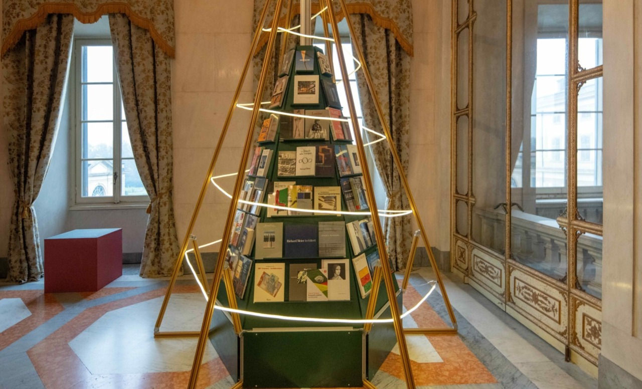 L’AlberoLibro 2025 si è acceso in Villa Reale