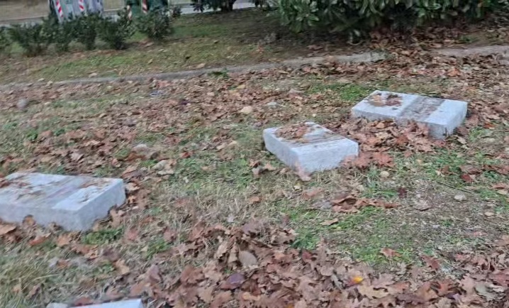 Lapidi a terra tra plastica e cartacce: “Il Cimitero Parco è una vergogna”
