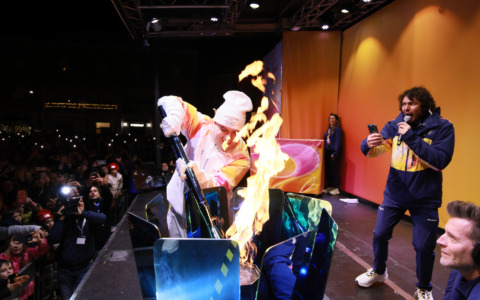 Latina accoglie la fiamma olimpica, in migliaia in Piazza della Libertà